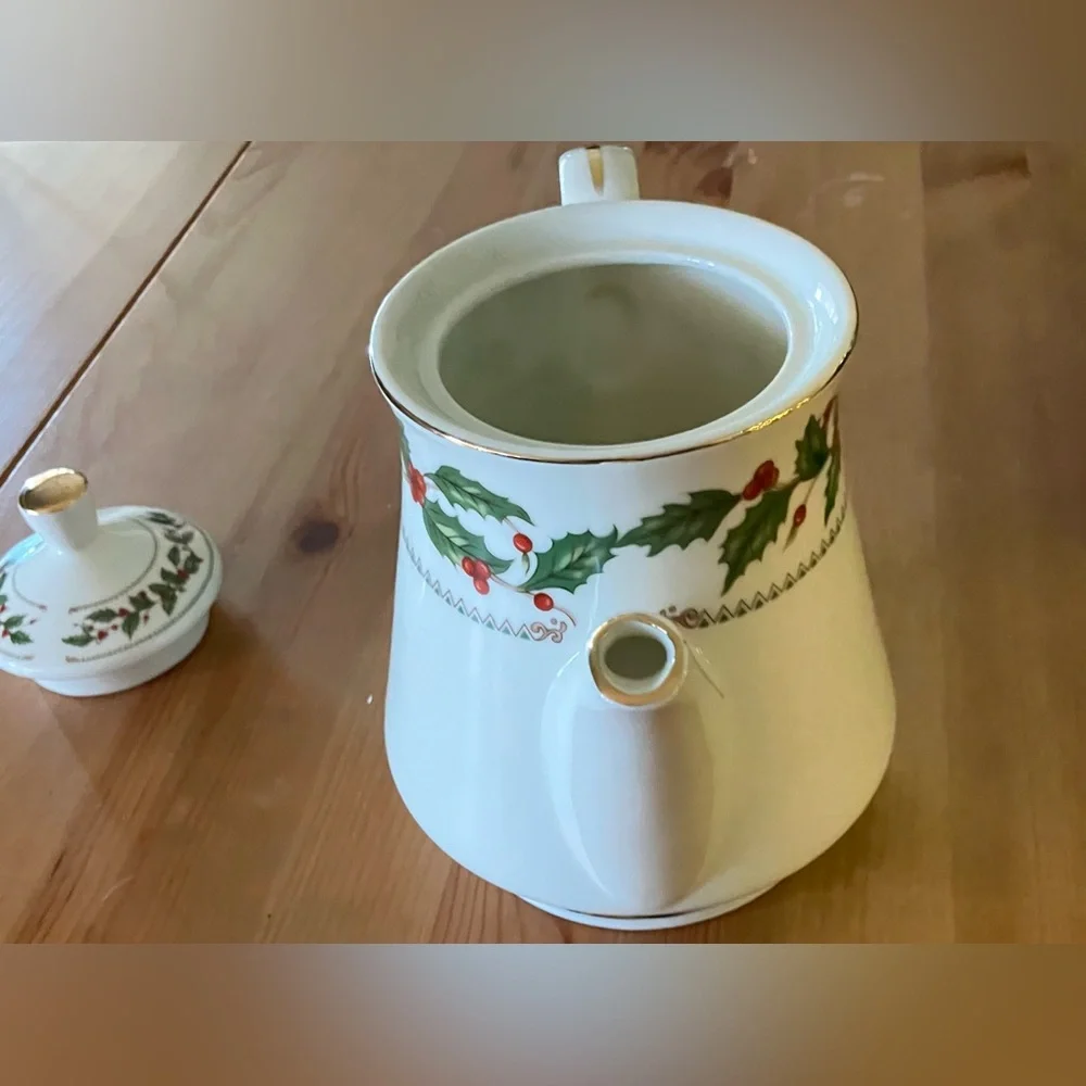 EUC The Cellar Ivory Holly 1993 40oz Holiday Teapot with Lid made in Japan